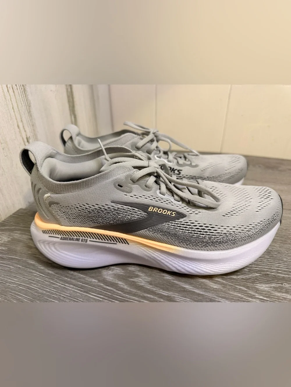 Brooks Adrenaline GTS 25 Gray Peach Running Shoes Wide D Sz 8.5